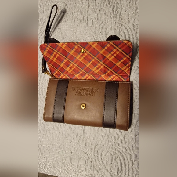 💜4/$20💜Hogwarts wristlet - Picture 3 of 5